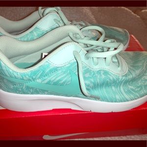 👟👟 New Women’s Nike Tanjun Running Sneakers 👟👟